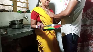 होली पर सेक्सी भाभी को रंग लगाकर किचन स्टैंड पर दर्दनाक चोदा XXX Bhabhi Leman साफ हिंदी आवाज में